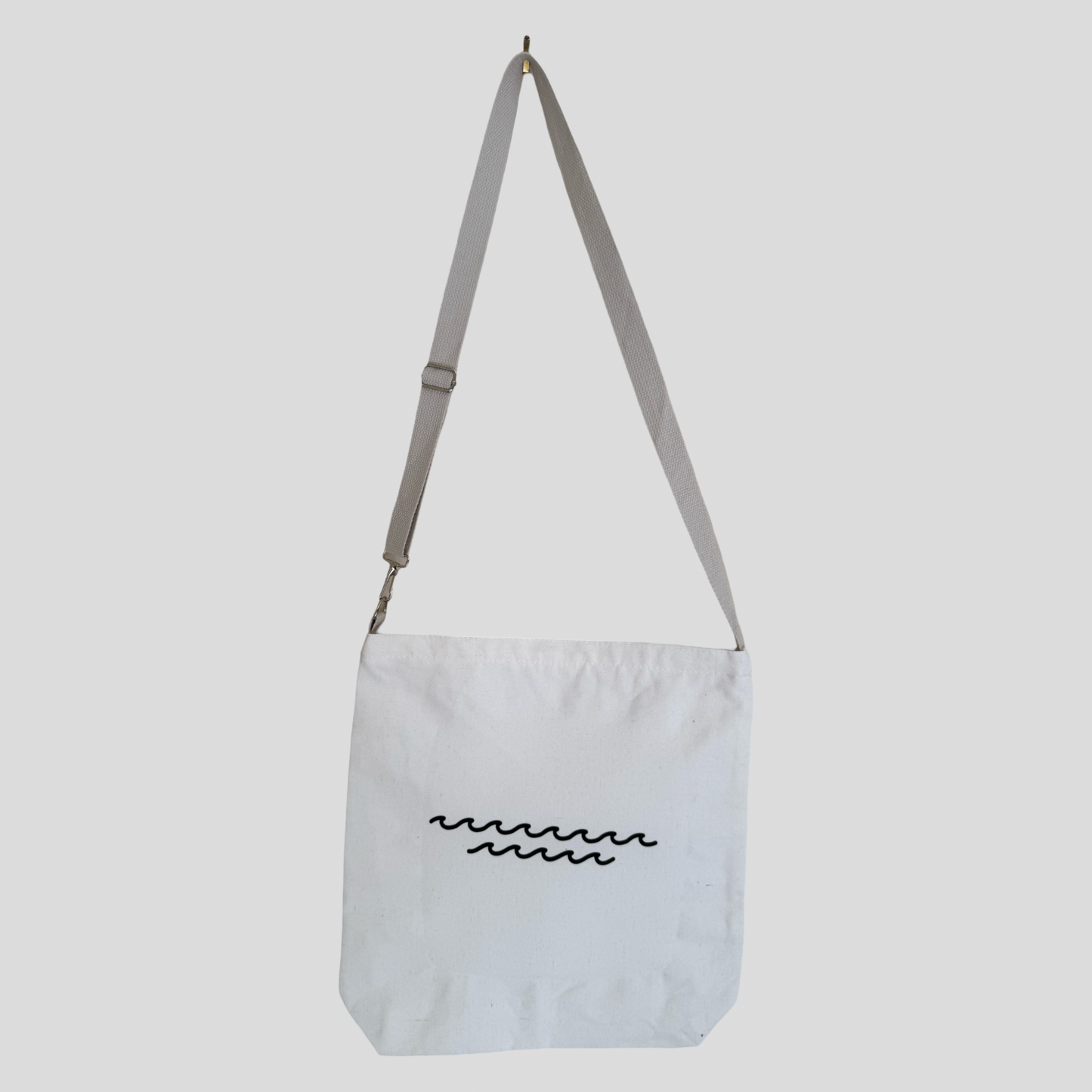 White tote bag with waves print