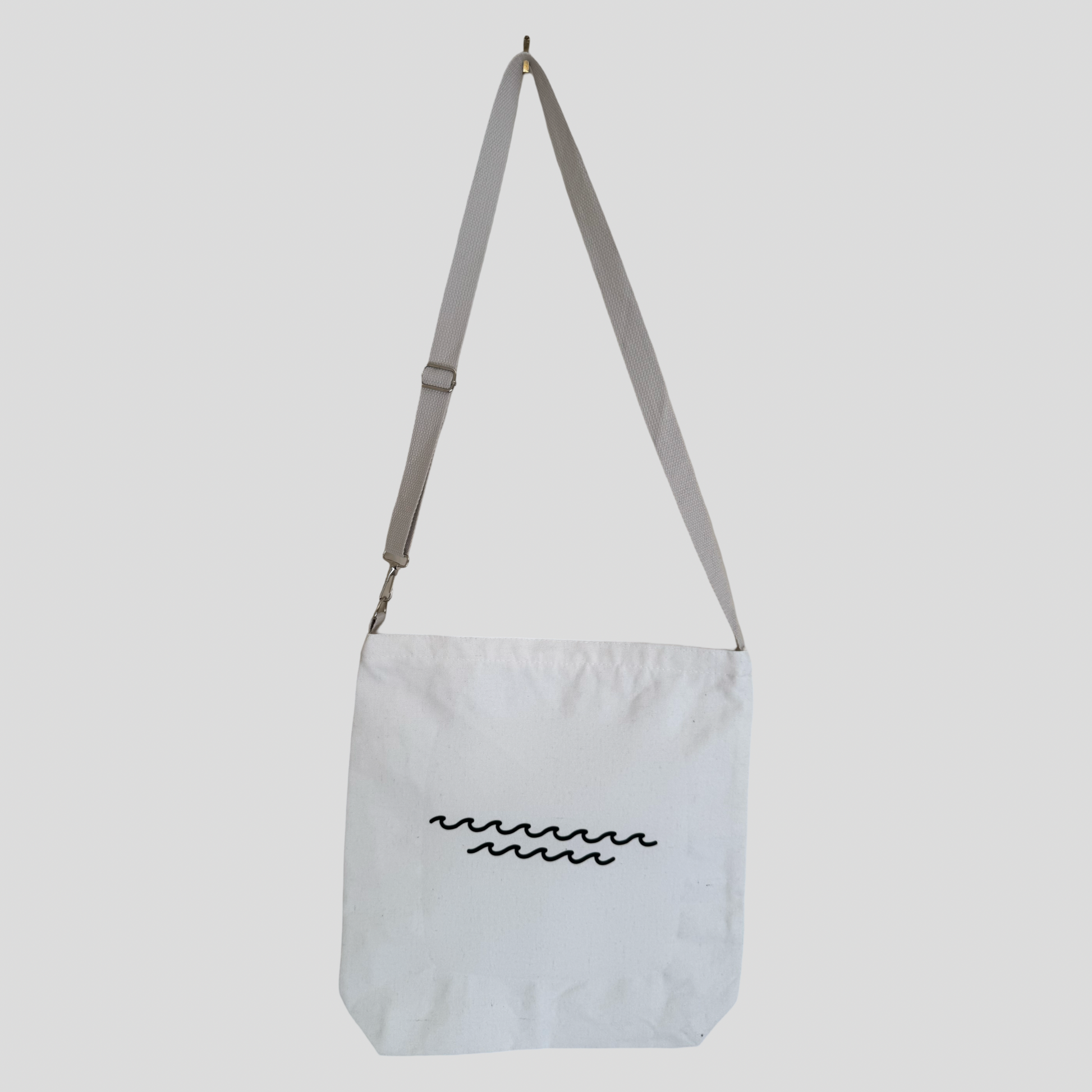 White tote bag with waves print  